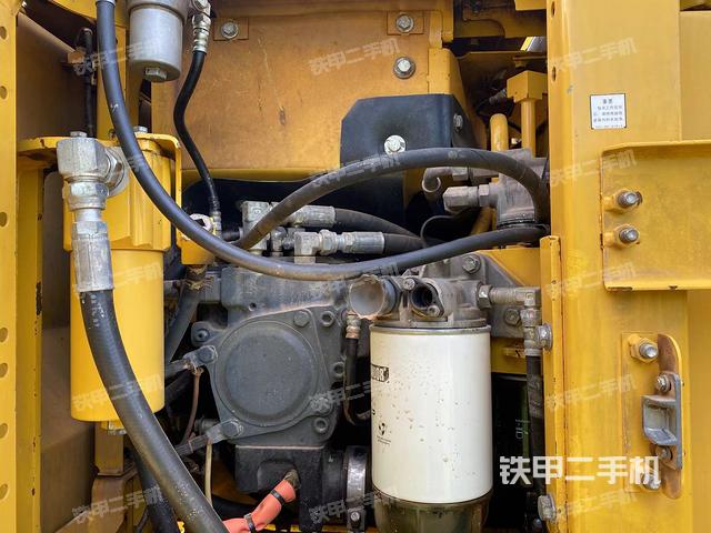 液壓泵艙室正面整體（整機外觀）