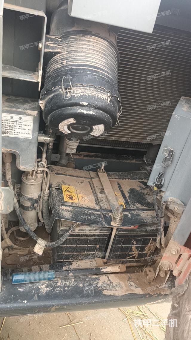 駕駛室頂部(整機(jī)外觀) 駕駛室頂部(整機(jī)外觀)