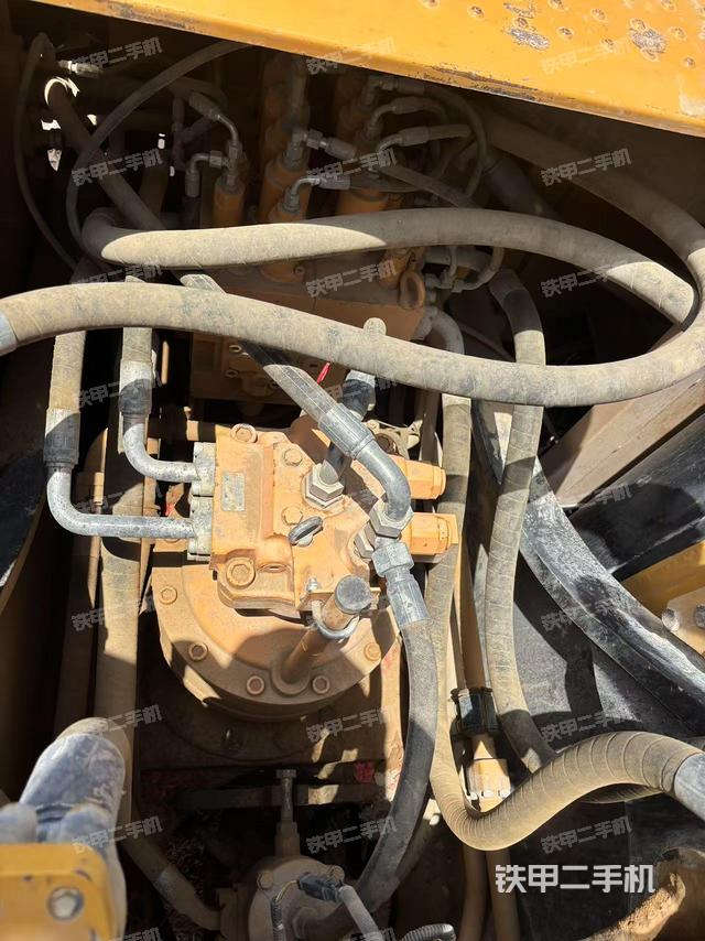 回转马达和主控阀（整机外观）