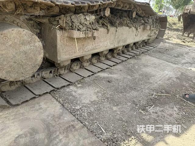 单侧履带整体(整机外观) 单侧履带整体(整机外观)