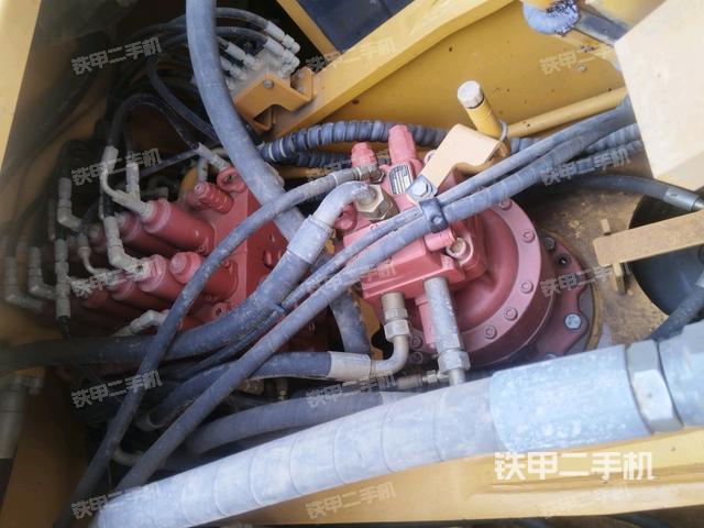 回转马达和主控阀(整机外观) 回转马达和主控阀(整机外观)