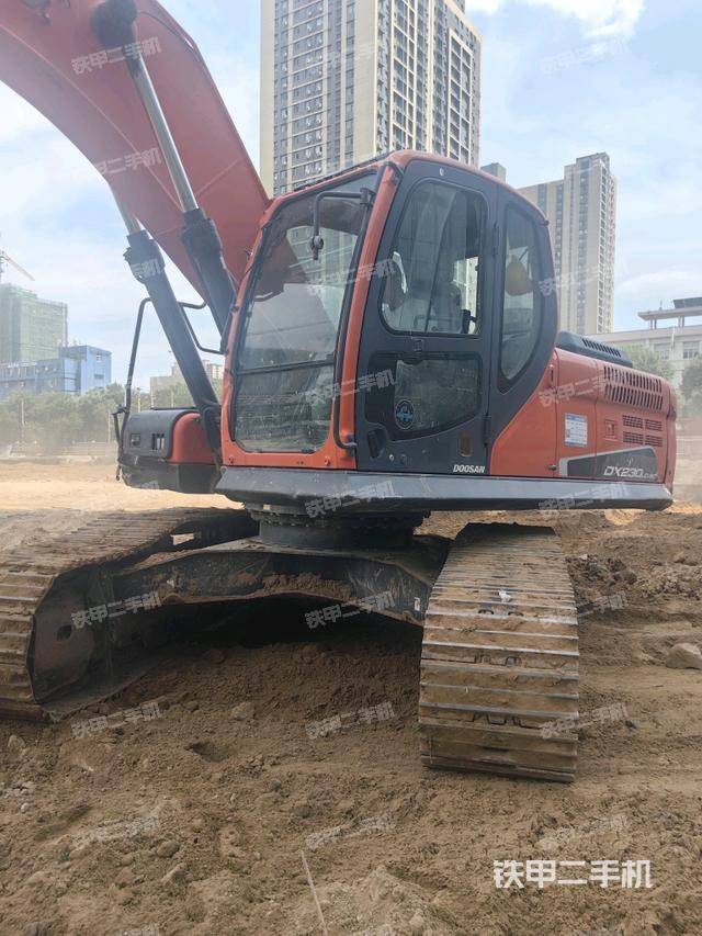 駕駛室整體(整機外觀) 駕駛室整體(整機外觀)