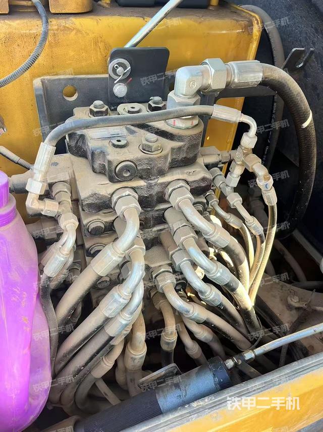 回转马达和主控阀(整机外观) 回转马达和主控阀(整机外观)