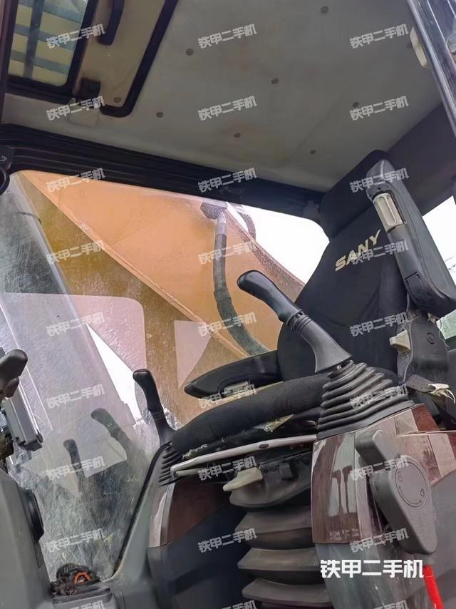 驾驶室整体(整机外观) 驾驶室整体(整机外观)