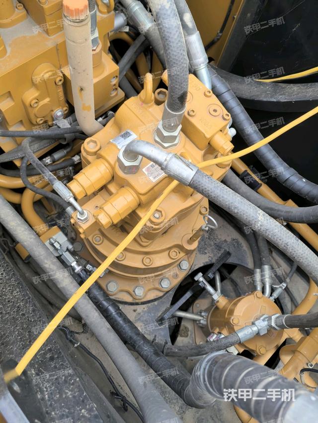 液压泵舱室正面整体（整机外观）