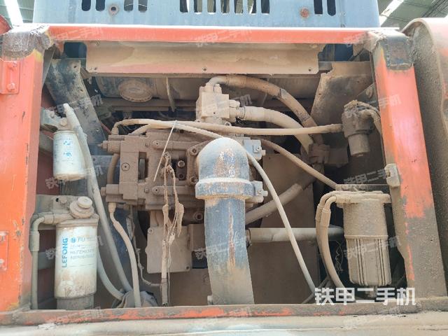 液壓泵艙室正面整體(整機(jī)外觀) 液壓泵艙室正面整體(整機(jī)外觀)