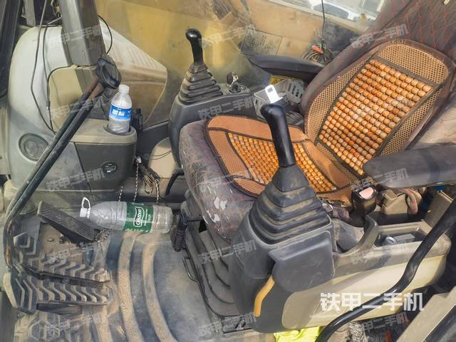 駕駛室整體(整機(jī)外觀) 駕駛室整體(整機(jī)外觀)