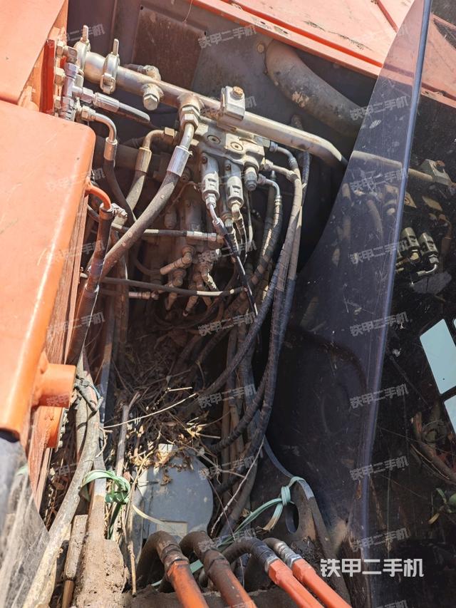 回转马达和主控阀(整机外观) 回转马达和主控阀(整机外观)