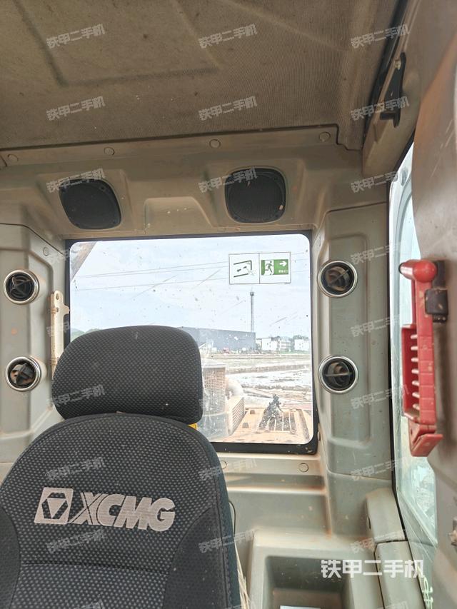 行走控制手柄和踏板 俯拍(驾驶室部分) 行走控制手柄和踏板 俯拍(驾驶室部分)