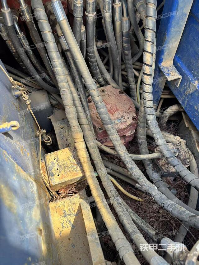 單側(cè)履帶整體(整機外觀) 單側(cè)履帶整體(整機外觀)