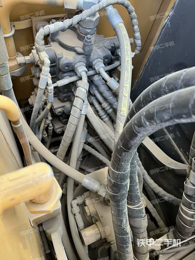 回转马达和主控阀(整机外观) 回转马达和主控阀(整机外观)