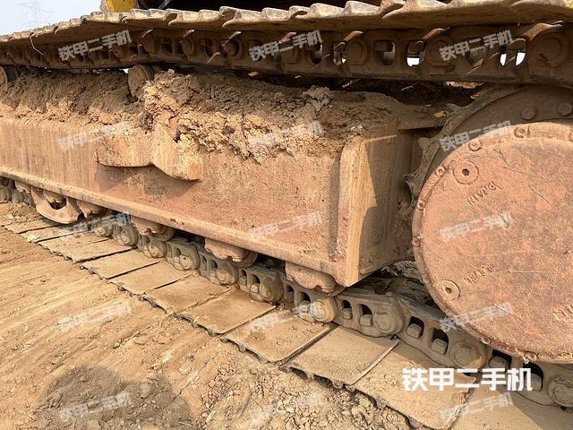 單側(cè)履帶整體(整機(jī)外觀) 單側(cè)履帶整體(整機(jī)外觀)