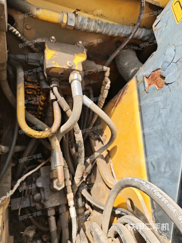 回转马达和主控阀(整机外观) 回转马达和主控阀(整机外观)