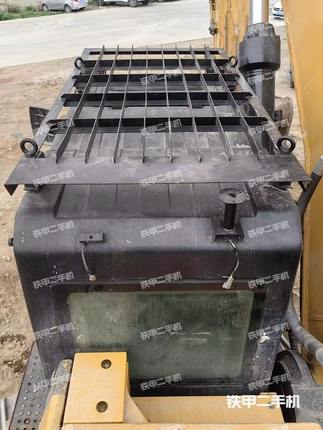 驾驶室顶部(整机外观) 驾驶室顶部(整机外观)