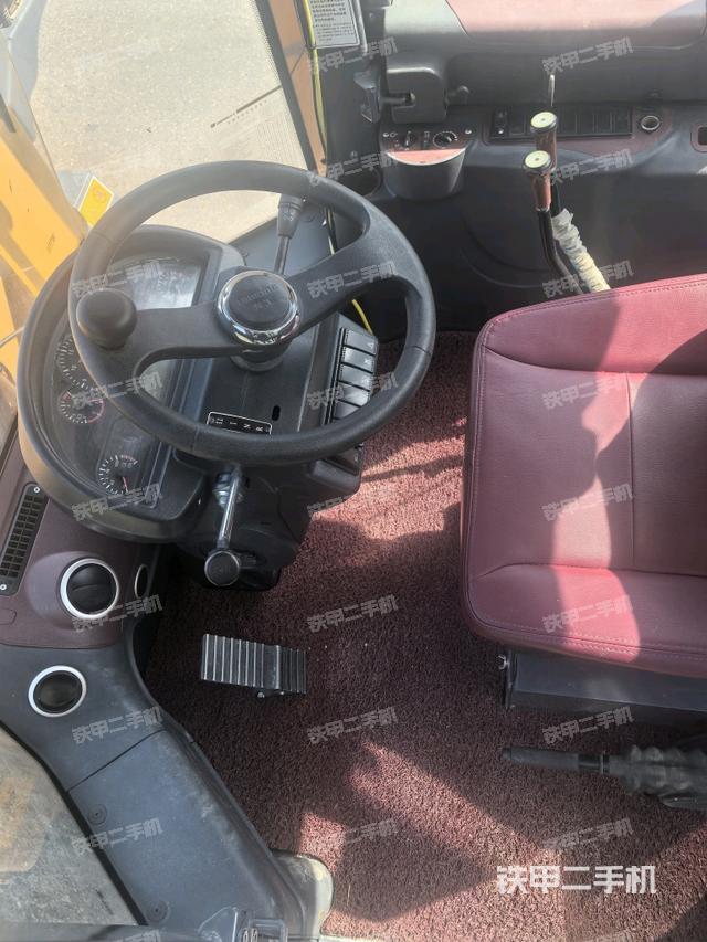 駕駛室內(nèi)部(駕駛室部分) 駕駛室內(nèi)部(駕駛室部分)