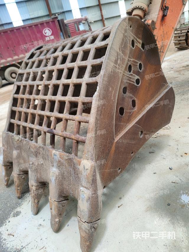 鏟斗右后整體(工作和回轉(zhuǎn)裝置) 鏟斗右后整體(工作和回轉(zhuǎn)裝置)