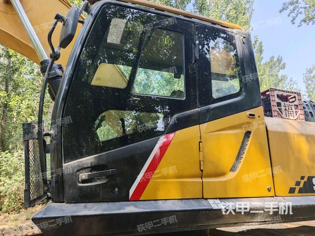 驾驶室整体(整机外观) 驾驶室整体(整机外观)