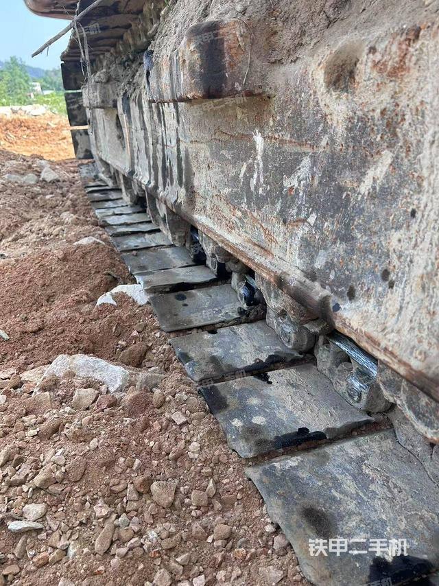 单侧履带整体(整机外观) 单侧履带整体(整机外观)