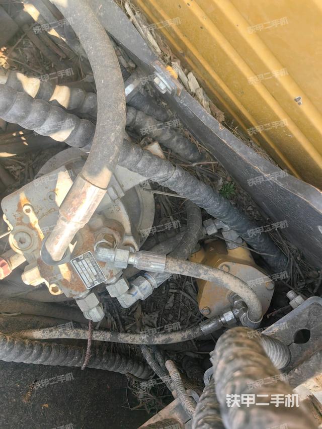 回转马达和主控阀(整机外观) 回转马达和主控阀(整机外观)