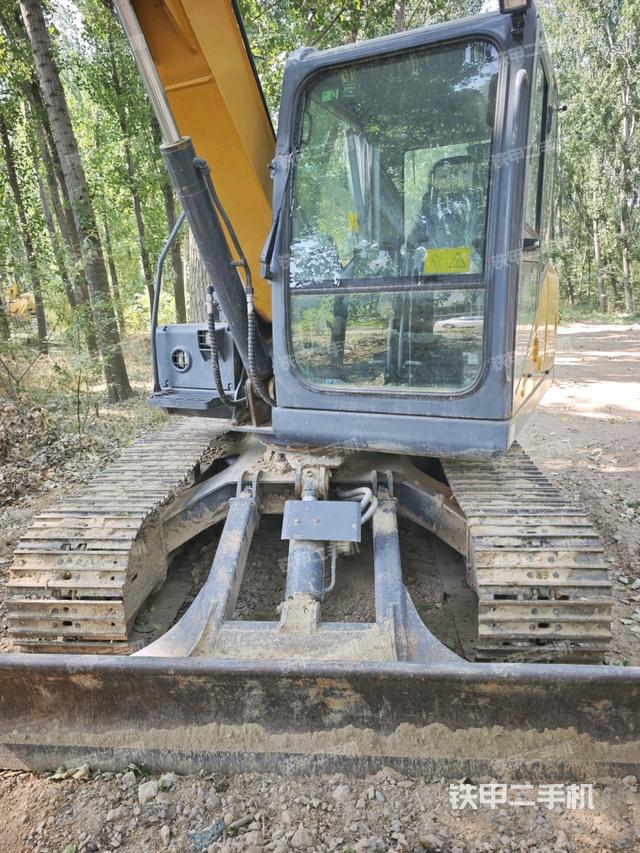 驾驶室顶部(整机外观) 驾驶室顶部(整机外观)