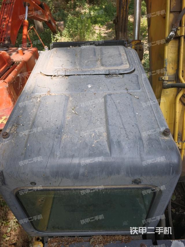 驾驶室顶部(整机外观) 驾驶室顶部(整机外观)