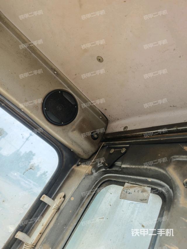 驾驶室顶部(整机外观) 驾驶室顶部(整机外观)