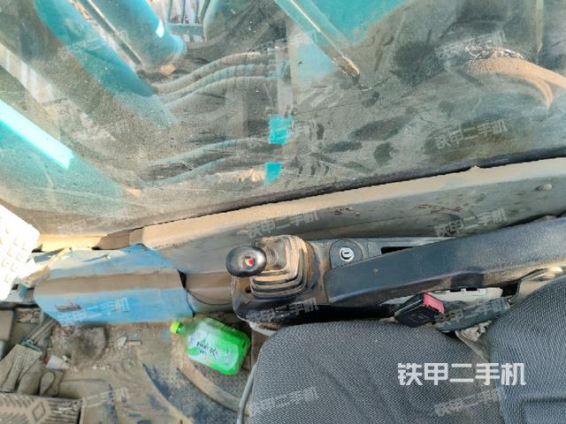 座椅右側(cè)控制臺(tái)/鑰匙門(mén)/油門(mén)/含右手柄(駕駛室部分) 座椅右側(cè)控制臺(tái)/鑰匙門(mén)/油門(mén)/含右手柄(駕駛室部分)