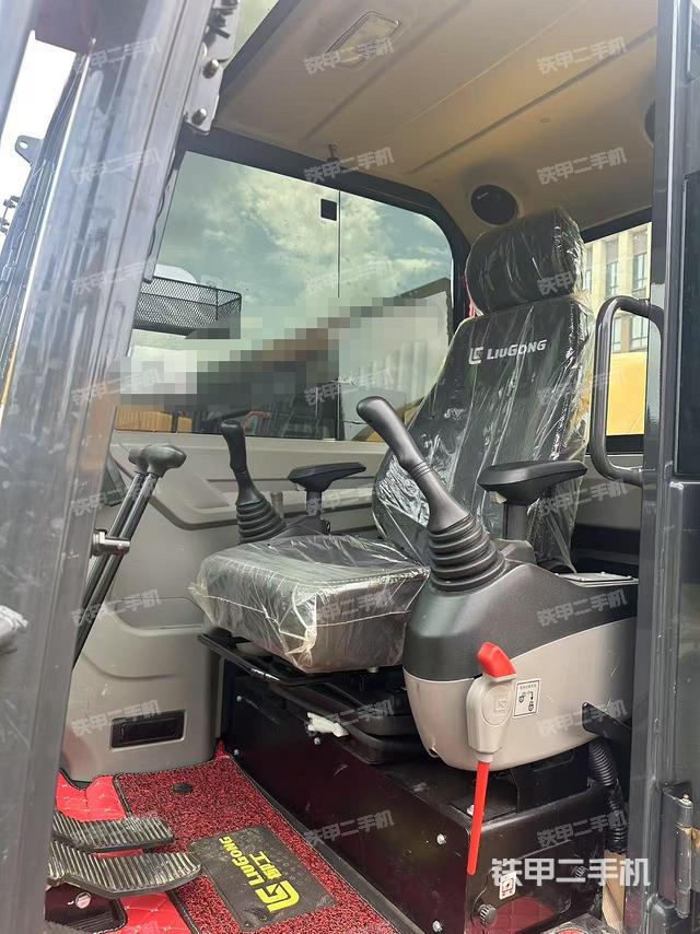 驾驶室整体(整机外观) 驾驶室整体(整机外观)