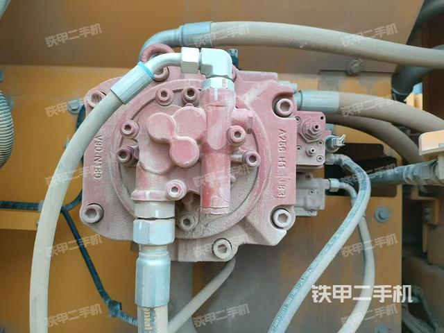 液压泵舱室正面整体(整机外观) 液压泵舱室正面整体(整机外观)