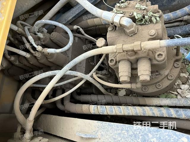 回转马达和主控阀(整机外观) 回转马达和主控阀(整机外观)