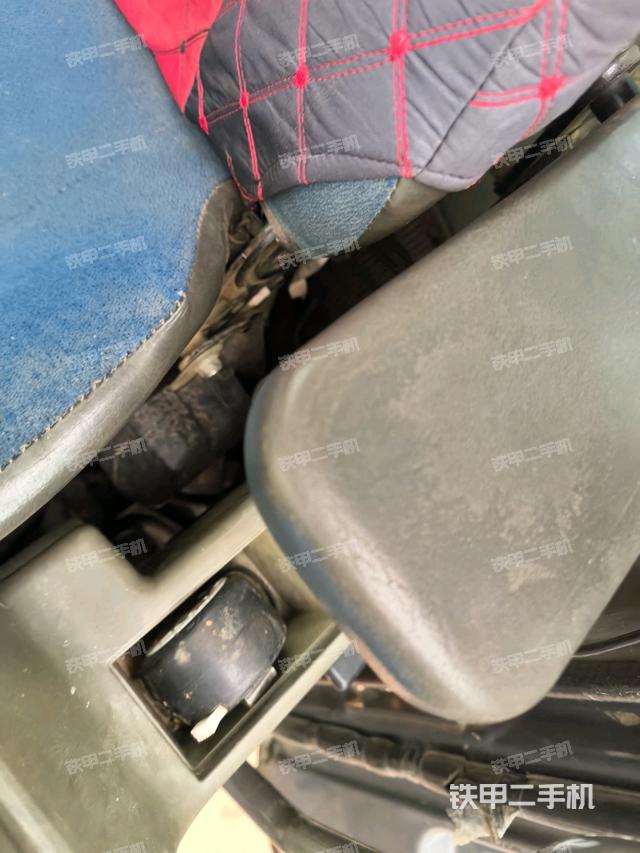 座椅右侧控制台/钥匙门/油门/含右手柄（驾驶室部分）