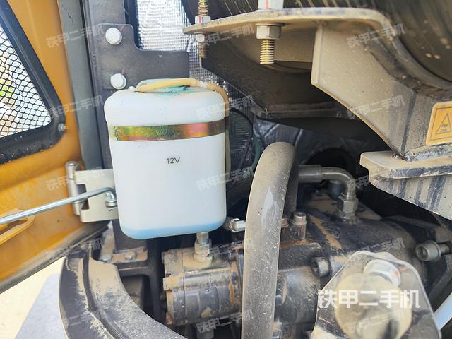 液压泵舱室正面整体（整机外观）