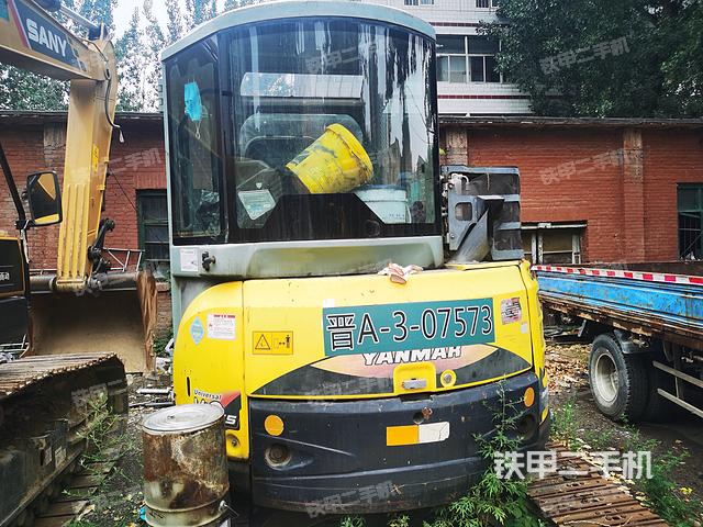 液压泵舱室正面整体（整机外观）