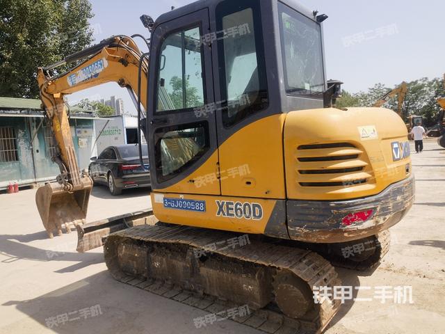 驾驶室顶部(整机外观) 驾驶室顶部(整机外观)