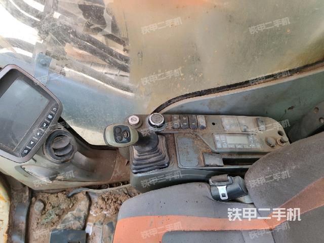 座椅右側(cè)控制臺(tái)/鑰匙門(mén)/油門(mén)/含右手柄(駕駛室部分) 座椅右側(cè)控制臺(tái)/鑰匙門(mén)/油門(mén)/含右手柄(駕駛室部分)
