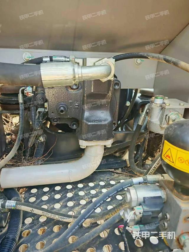 液压泵舱室正面整体(整机外观) 液压泵舱室正面整体(整机外观)