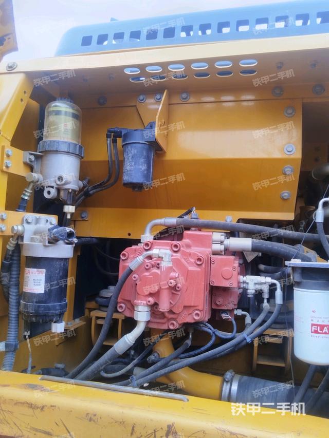 液压泵舱室正面整体(整机外观) 液压泵舱室正面整体(整机外观)