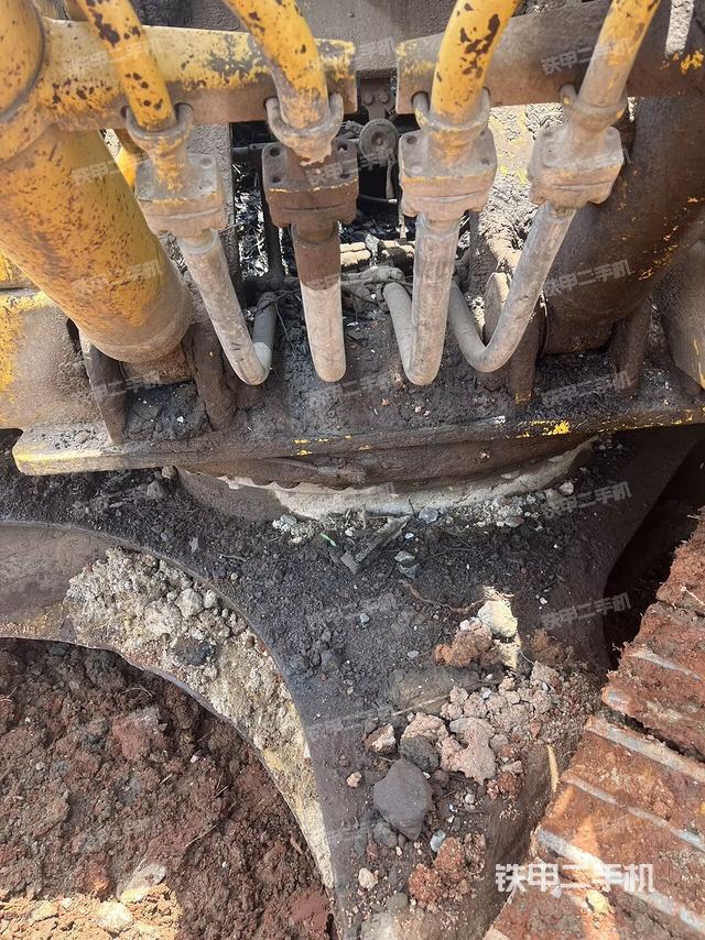 大臂油缸整体 竖拍（工作和回转装置）