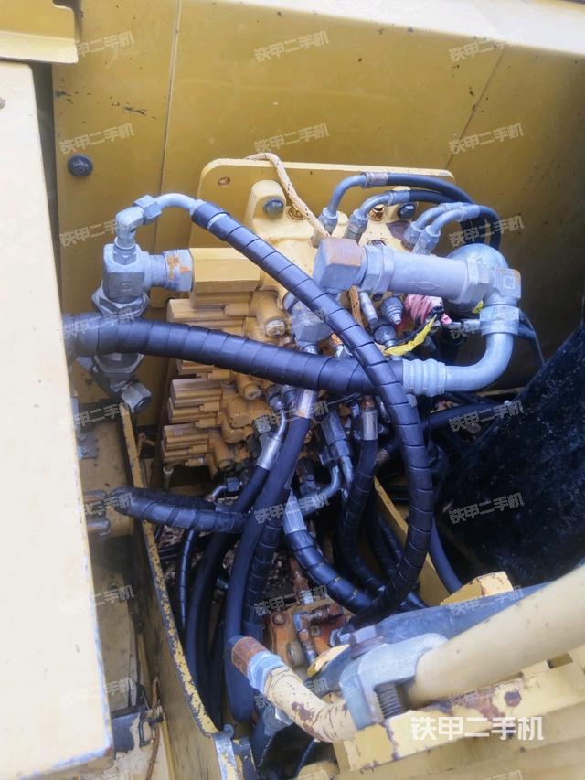 回轉(zhuǎn)馬達和主控閥(整機外觀) 回轉(zhuǎn)馬達和主控閥(整機外觀)