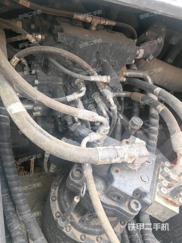 回轉馬達和主控閥(整機外觀) 回轉馬達和主控閥(整機外觀)