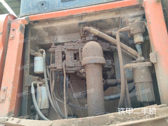 液壓泵艙室正面整體(整機外觀) 液壓泵艙室正面整體(整機外觀)