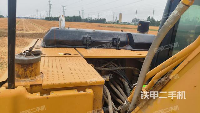 駕駛室頂部(整機(jī)外觀) 駕駛室頂部(整機(jī)外觀)