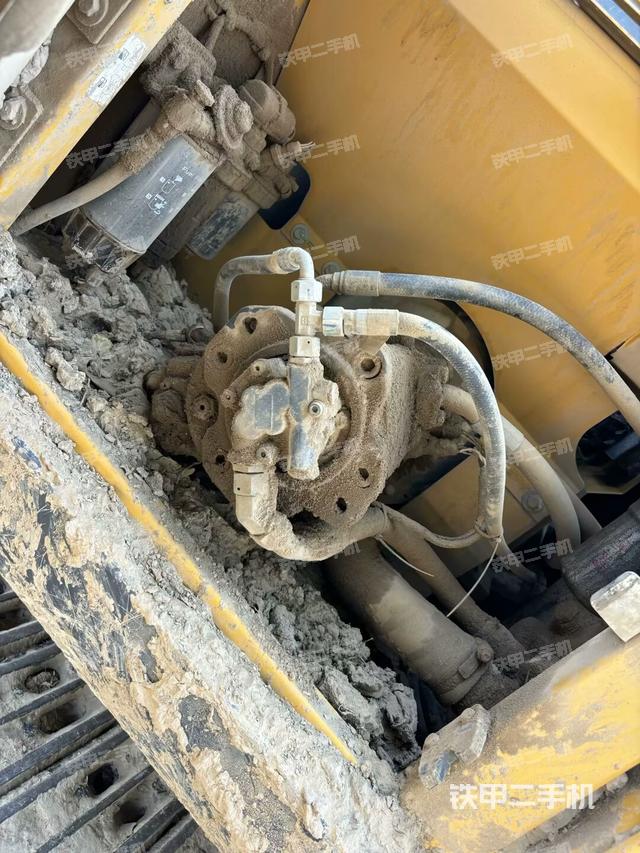 液压泵舱室正面整体(整机外观) 液压泵舱室正面整体(整机外观)