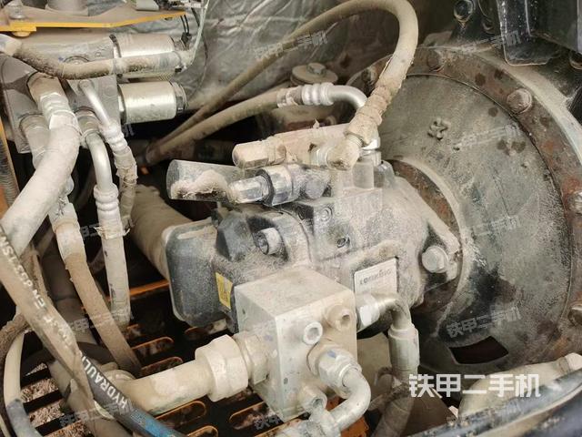 液压泵舱室正面整体(整机外观) 液压泵舱室正面整体(整机外观)