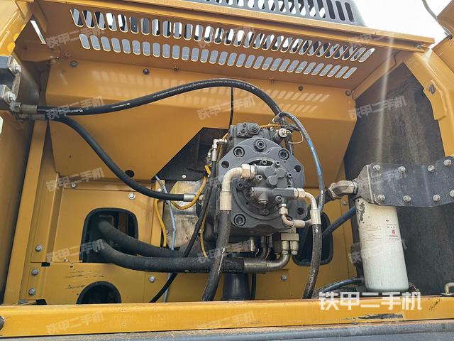 液压泵舱室正面整体(整机外观) 液压泵舱室正面整体(整机外观)