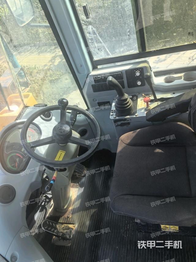 駕駛室內(nèi)部(駕駛室部分) 駕駛室內(nèi)部(駕駛室部分)