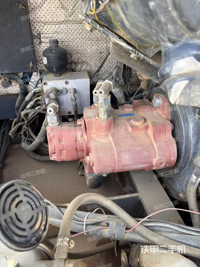 液壓泵艙室正面整體(整機外觀) 液壓泵艙室正面整體(整機外觀)