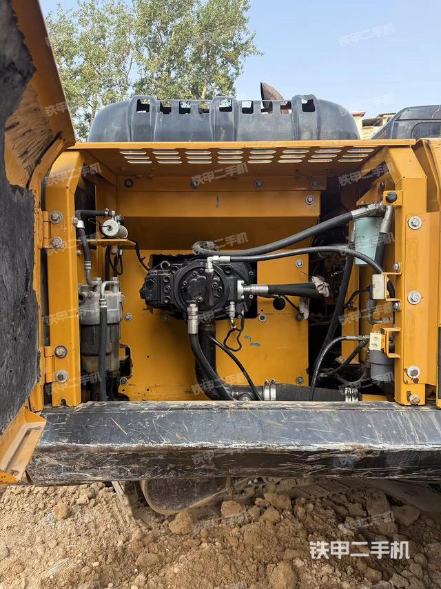 液壓泵艙室正面整體(整機外觀) 液壓泵艙室正面整體(整機外觀)