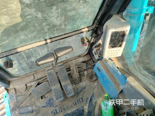 行走控制手柄和踏板?俯拍(駕駛室部分) 行走控制手柄和踏板?俯拍(駕駛室部分)