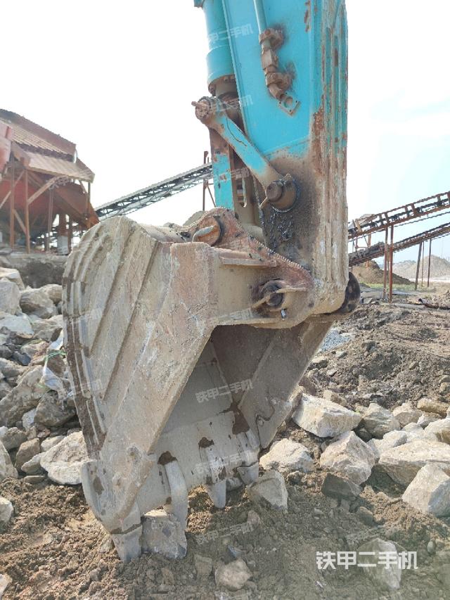 鏟斗右后整體(工作和回轉(zhuǎn)裝置) 鏟斗右后整體(工作和回轉(zhuǎn)裝置)